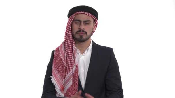 一个阿拉伯男人手挽手鞠躬祈祷的画像 孤立的 白种人背景 — 图库视频影像