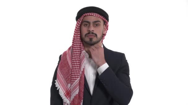 Jovem Árabe Mostrando Gesto Ameaçador Isolado Sobre Fundo Branco — Vídeo de Stock