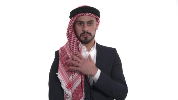 沙乌地阿拉伯族男子的特写镜头表示震惊反应 身体语言的概念 在白色背景下孤立无援 — 图库视频影像
