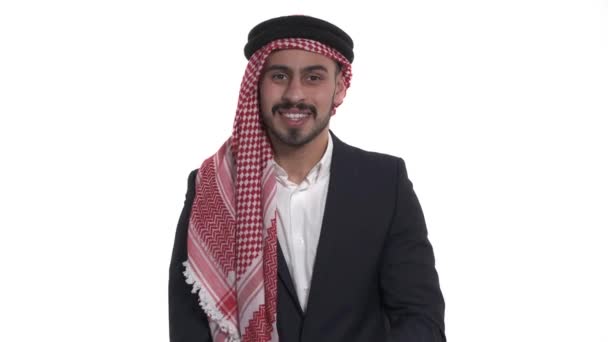 年轻的阿拉伯男子一边笑一边用手捂住嘴的特写 被白色背景隔离 真正的情感概念 — 图库视频影像