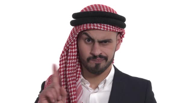 人差し指を使った印のないアラブ人男性の肖像写真 ボディランゲージの概念 隔離された白い背景に — ストック動画