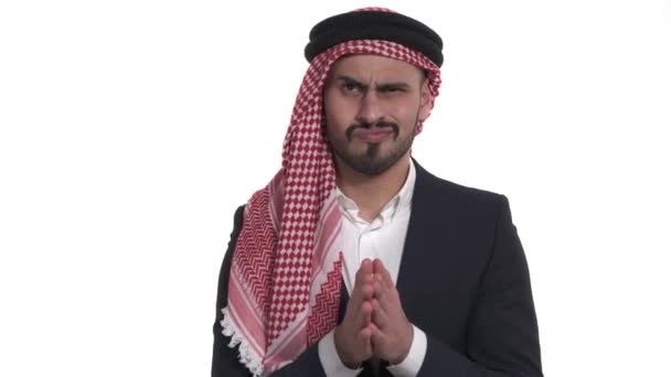 Hombre Árabe Astuto Frota Mano Frotando Gesto Las Palmas Aislado — Vídeos de Stock