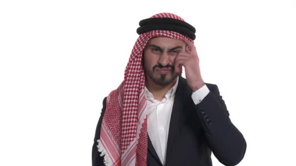 Düşünceli Bir Arap Düşünürken Alnına Dokunuyor Bunu Bir Düşün Zole — Stok video