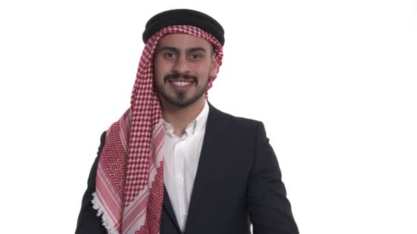 Close Dari Pemuda Ceria Bahagia Arab Menunjuk Dengan Jari Telunjuk — Stok Video