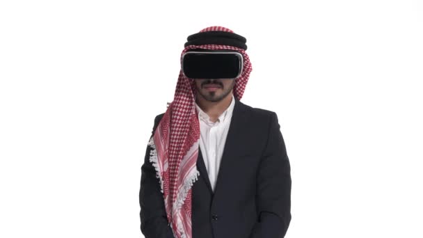 Jonge Arabische Man Virtual Reality Bril Imiteren Zwemmen Kijken Naar — Stockvideo