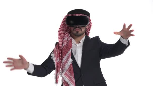 戴着虚拟现实眼镜的阿拉伯年轻人触摸虚拟物体 Future Gadgets Technology Concept 在白色背景下孤立无援 — 图库视频影像
