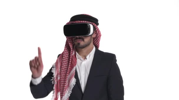特写阿拉伯男子在Vr护目镜指向虚拟物体 探索虚拟世界 3D网络技术的概念 在白色背景下孤立无援 — 图库视频影像