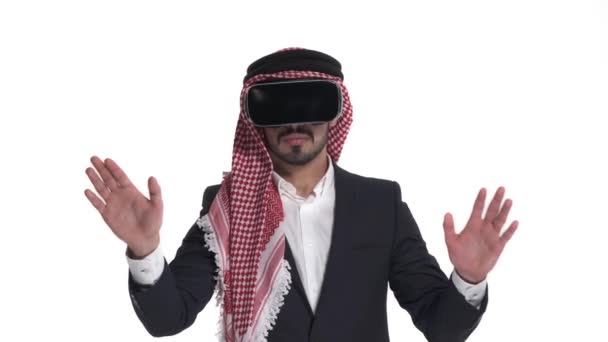 Молодой Араб Защитных Очках Касается Виртуальных Объектов Концепция Современных Технологий — стоковое видео