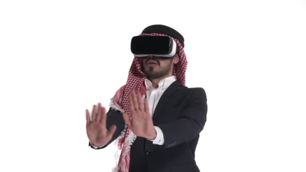 Bang Geschokt Arabische Man Met Headset Het Verkennen Van Een — Stockvideo