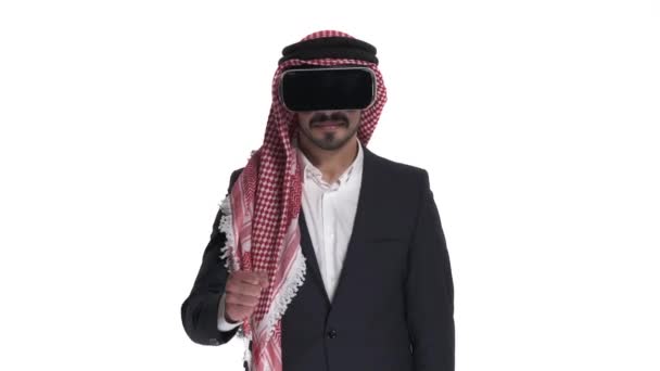 Крупный План Арабского Человека Виртуальных Наушниках Играющего Игры Изолированные Белом — стоковое видео