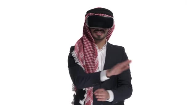 Крупный План Арабского Человека Виртуальных Наушниках Играющего Виртуальным Оппонентом Изолированным — стоковое видео