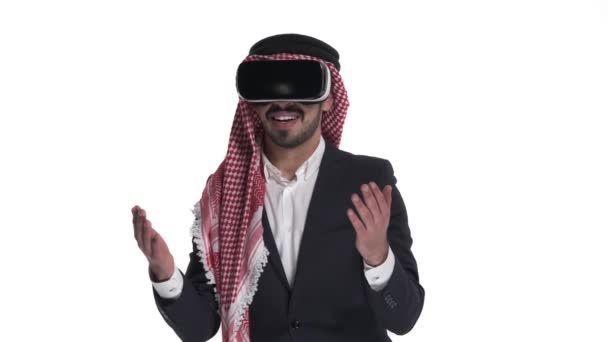 震惊的阿拉伯大胡子男人用Vr耳机玩游戏 与白人隔离 3D网络技术概念 — 图库视频影像