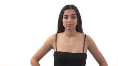 Baş parmaklarını şakağına dayayarak negatif duygularını ifade eden komik bir kadın. Vücut dili ve jest kavramı
