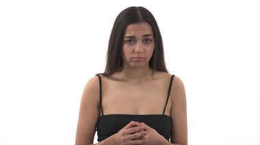 Üzgün kadın bir şey düşünüyor. Gerçek duygu konsepti