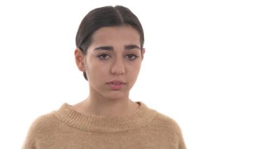 Ağlayan genç bir kadının yakın plan portresi. İzole edilmiş, beyaz arkaplanda