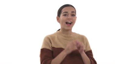 Mutlu olduğunu ifade eden neşeli bir kadın. Manken ağzını kapatırken yüzüne dokunuyor. Gerçek duygu konsepti. İzole edilmiş, beyaz bir arka planda.