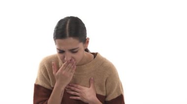 Öksüren bir kadının yakın çekimi. İzole edilmiş, beyaz arkaplanda