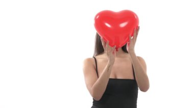 İki kırmızı balon birbirine yaklaşıyor. Aşk sembolleri. İzole edilmiş, beyaz arka planda. Hediye konsepti