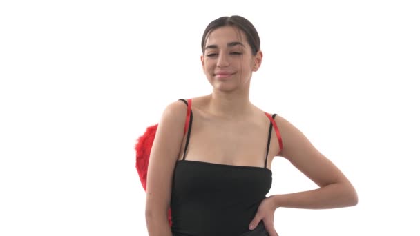 カメラにポーズをとる赤い翼を持つ魅力的なセクシーな女性の肖像写真 バレンタインデーのコンセプト — ストック動画