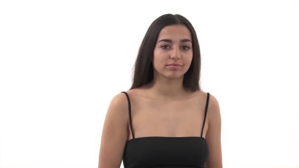 머리카락을 붙이고 여성의 카메라에 포즈를 취하는 흉내를 바탕에 고립되어 사람들 — 비디오