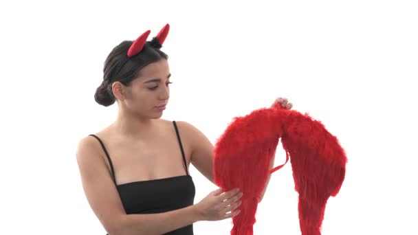 Portrét Sexy Mladé Ženy Rohy Hlavě Házení Červených Andělských Křídel — Stock video