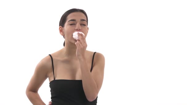 マシュマロを食べる女性 隔離された白い背景に — ストック動画