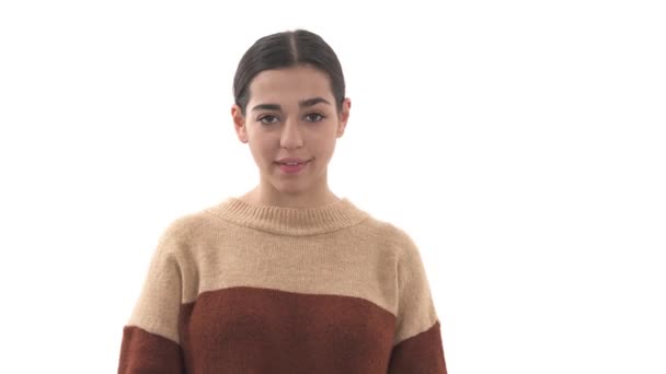 Zbliżenie Portretu Młodej Uroczej Kobiety Która Flirtuje Nią Izolacja Białym — Wideo stockowe