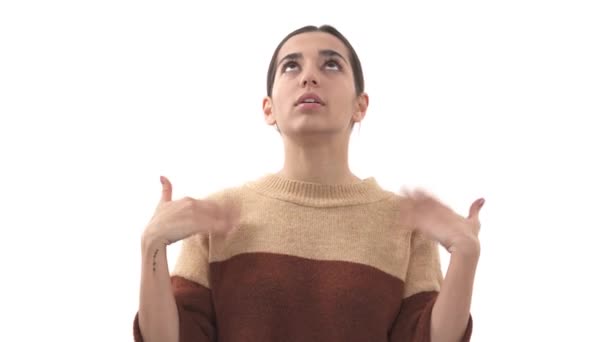 Jovem Realizando Gestos Insolação Mulher Com Cabelo Pão Vestindo Roupas — Vídeo de Stock