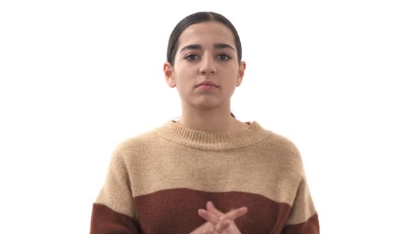 Egy Fiatal Ideges Vonzó Portréja Aki Aggódik Modell Összehajtogatja Kezét — Stock videók