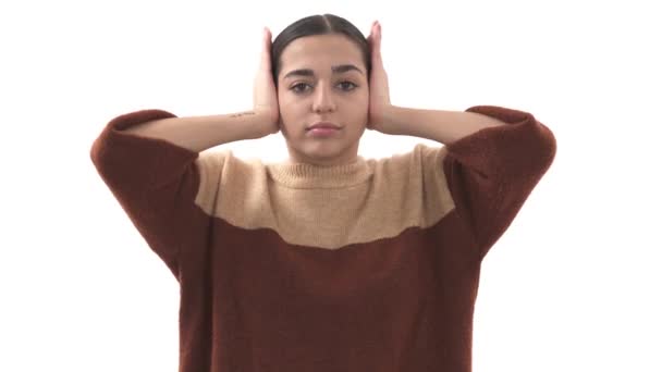 Retrato Uma Bela Jovem Mulher Cobrindo Ouvidos Com Mãos Não — Vídeo de Stock