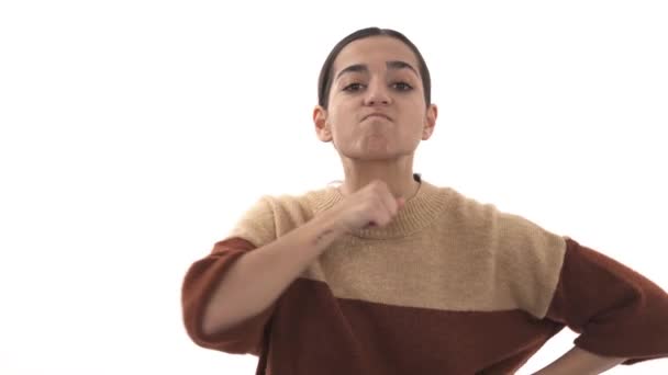Молодая Агрессивная Женщина Показывает Угрожающий Жест Изолированный Белом Фоне — стоковое видео
