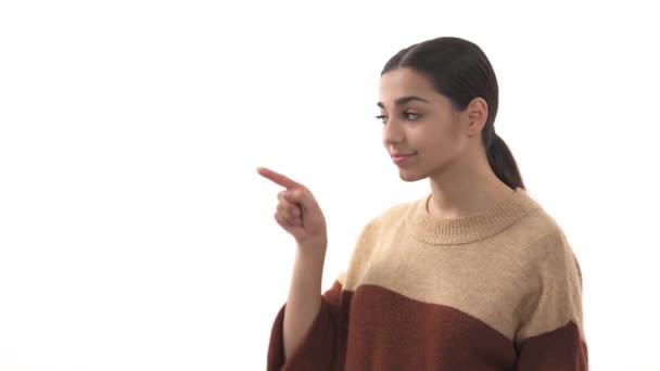 Piękna Młoda Kobieta Wskazująca Palcem Wskazującym Odizolowany Białym Tle Podpis — Wideo stockowe