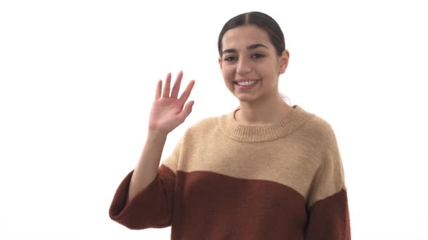 Привлекательная Веселая Молодая Брюнетка Улыбающаяся Машущая Рукой Камеру Приветствие Прощание — стоковое видео