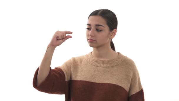 Žena Popisuje Velikost Svými Prsty Izolované Bílém Pozadí — Stock video