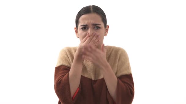 Portret Młodej Kobiety Obrzydzenie Twarzy Szczypanie Nos Śmiesznie Wygląda Coś — Wideo stockowe