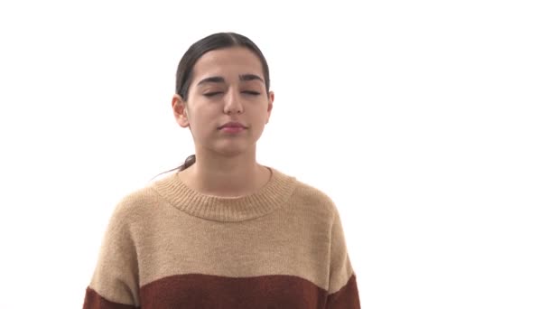 Vyčerpaná Mladá Žena Zívla Izolované Bílém Pozadí — Stock video