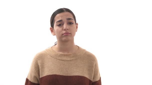 Schläfrige Charmante Junge Frau Gähnt Körpersprache Und Gestik Isoliert Auf — Stockvideo