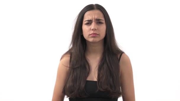 Elini Alnına Koyup Uzaklara Bakan Genç Bir Kadın Tarafa Bakan — Stok video