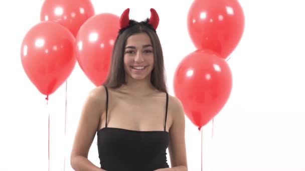 Portret Gorącej Młodej Kobiety Noszącej Diabelskie Rogi Uśmiechającej Się Kobieta — Wideo stockowe