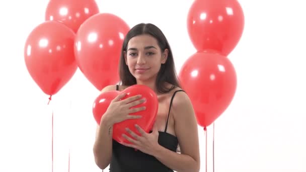 Mulher Romântica Com Olhar Sonhador Abraçando Balão Vermelho Forma Coração — Vídeo de Stock