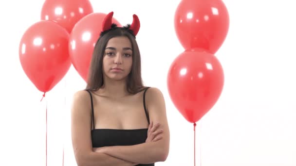 Portret Niezadowolonej Młodej Kobiety Noszącej Rogi Głowy Diabła Stojącej Przed — Wideo stockowe