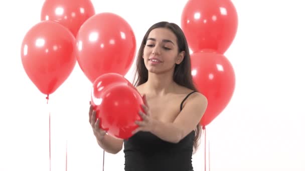 Mulher Romântica Com Olhar Sonhador Captura Abraçando Balão Vermelho Forma — Vídeo de Stock