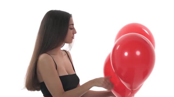 Wesoła Kobieta Czerwonymi Balonami Dziewczyna Prezentuje Czerwony Balon Izolacja Białym — Wideo stockowe