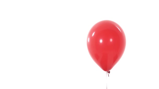 Rode Vliegende Ballon Geïsoleerd Witte Achtergrond Kopieerruimte — Stockvideo