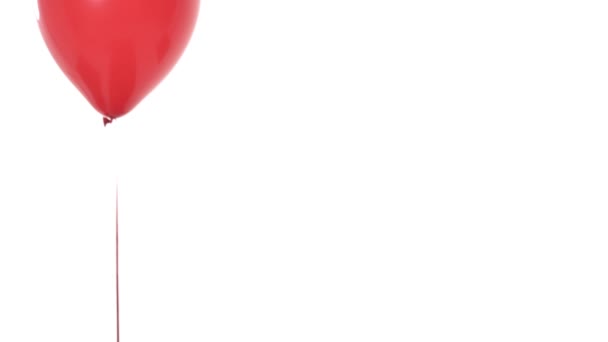 红色气球充满氦出现在相机的视野中 孤立无援 背景为白色 复制空间 情人节礼物的概念 — 图库视频影像