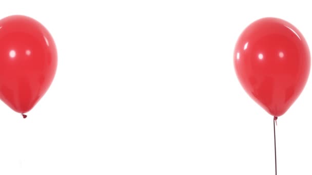 两个红色气球相互接近 爱情的象征孤立无援 背景为白色 礼物的概念 — 图库视频影像