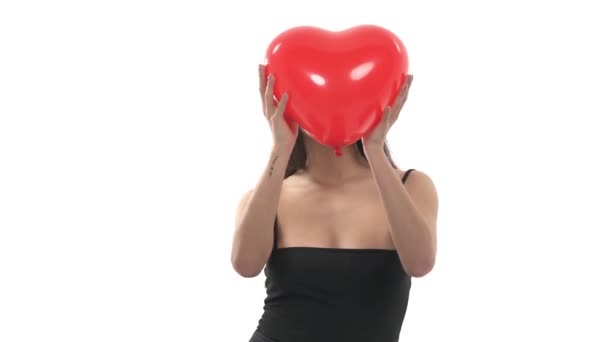 Zwei Rote Luftballons Nähern Sich Einander Liebessymbole Vereinzelt Auf Weißem — Stockvideo