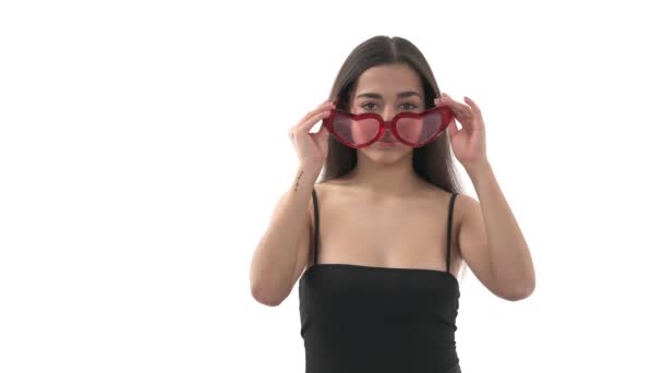 Blíží Sobě Dva Červené Balónky Symboly Lásky Izolovaný Bílém Pozadí — Stock video
