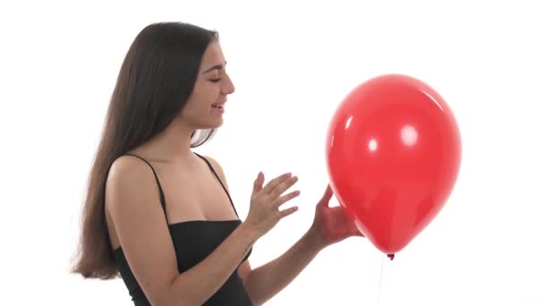 Dois Balões Vermelhos Aproximarem Símbolos Amor Isolado Sobre Fundo Branco — Vídeo de Stock
