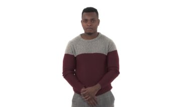 Beyaz arka planda tek başına dururken dedikodu yapan yakışıklı bir genç. Afrikalı bir gencin yakın plan portresi.